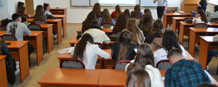 OJQ “Rinia Aktive e Gjakovës” mbajti trajnim për studentët e Universitetit “Fehmi Agani” me temë “Shkathtësitë e buta”